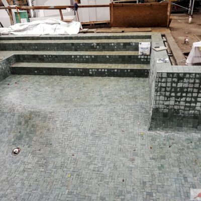 rivestimento-piscina-in-mosaico