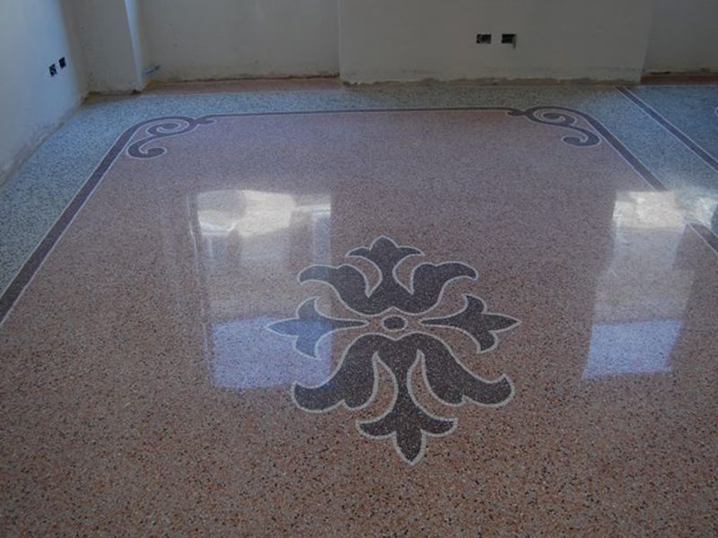 Terrazzo, pavimento in graniglia battuta con decori musivi