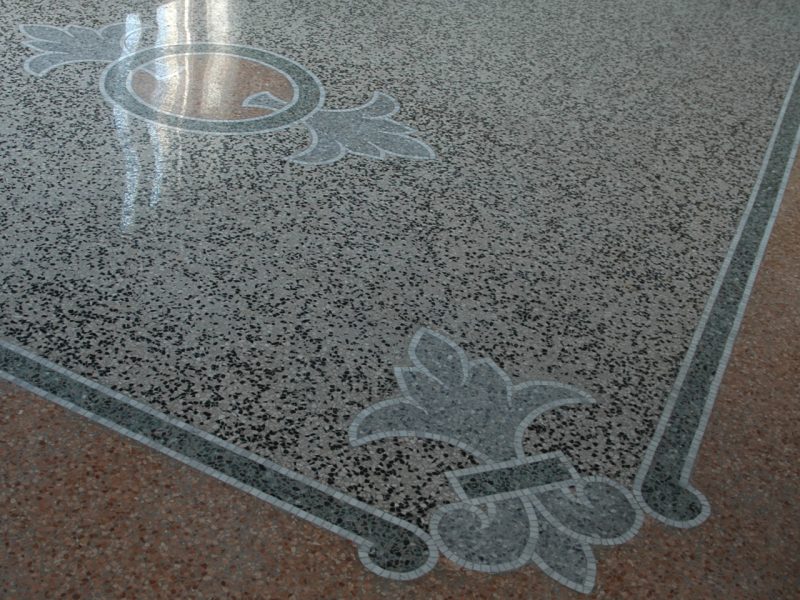 Terrazzo, pavimento in graniglia battuta con decori musivi