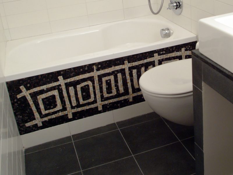 vasca da bagno decorata con il mosaico